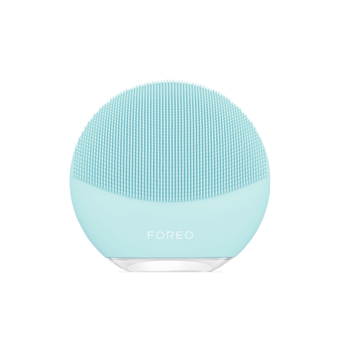 FOREO LUNA Mini 3: Experience gentle yet effective facial cleansing with the compact and portable FOREO LUNA Mini 3, a versatile skincare device for clear, healthy-looking skin