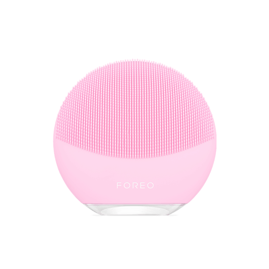 FOREO LUNA Mini 3: Experience gentle yet effective facial cleansing with the compact and portable FOREO LUNA Mini 3, a versatile skincare device for clear, healthy-looking skin